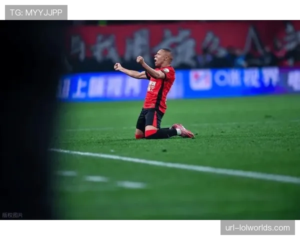 特写：南特门将拉冯扑出关键点球后，主场球迷高呼其名长达三分钟